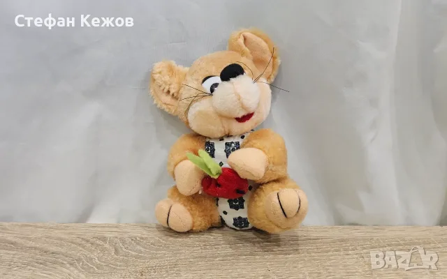 Плюшени бежово мишка държа за ябълка 
