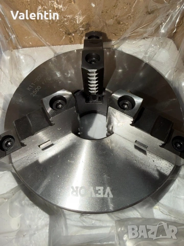 Универсал/патронник с три челюсти Ф200