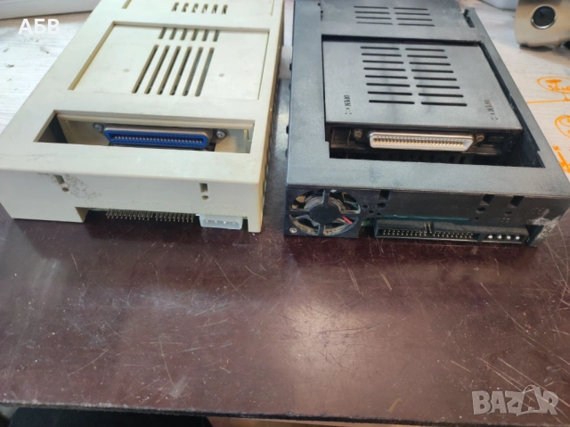 Продават се флопидискови устройства и кутии за външни устройства (enclosure) за настолни компютри