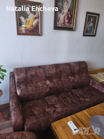 Продавам разтегателен диван с фотьойл и и 2 табуретки