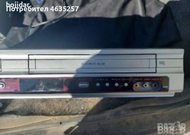 Той има VHS DVD CD MP3 Опростете вашето кино пътуване с този плейър „всичко в едно“, който възпроизв