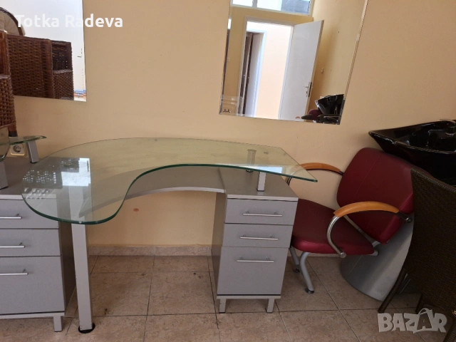 Бюро, работна маса. 