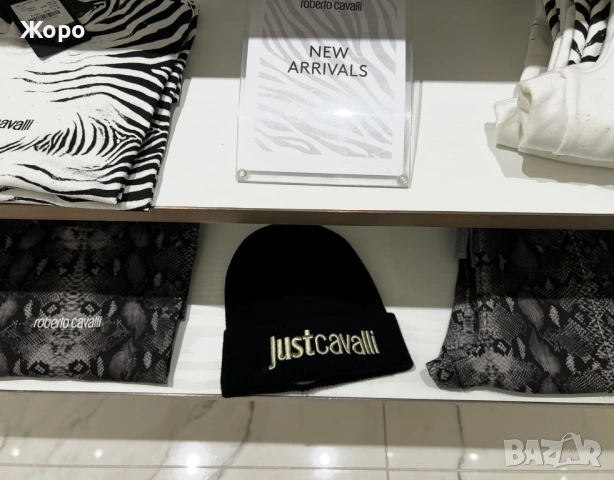 Оригинална Just Cavalli Черна Beanie Шапка – Златна Бродерия Лого – Нова с Етикети – Луксозен Дизайн, снимка 3 - Други - 53506723