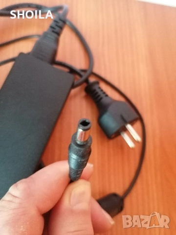 Зарядно 19v, снимка 4 - Кабели и адаптери - 52947803