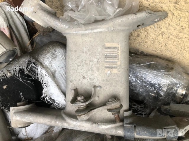 Заден носач има ляв и десен Бмв е39 2000 г 