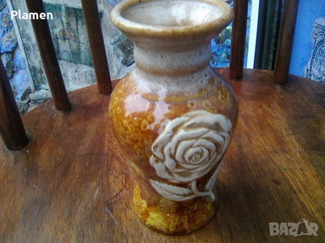 Стара теракотена ваза с роза