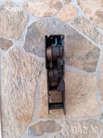 Брави за преден капак - Audi A4 B8, снимка 5 - Части - 52154233