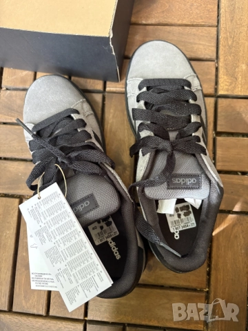 Нови маратонки Adidas естествен велур 