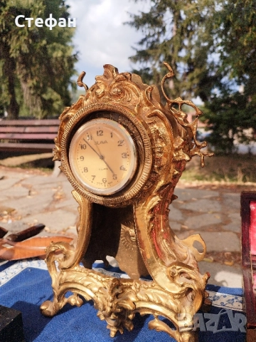 Стар бронзов часовник.