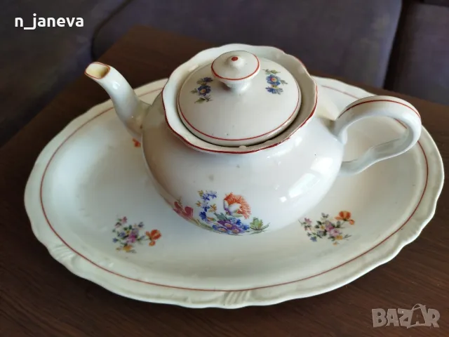 Голяма порцеланова чиния и чайник