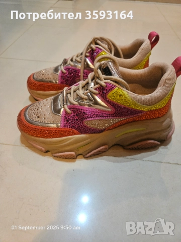 Продавам сникърси Steve Madden