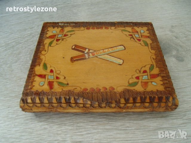 № 7134 стара  дървена кутия / табакера   - пирографирани орнаменти  - размер 10 / 8,5 / 2 см 