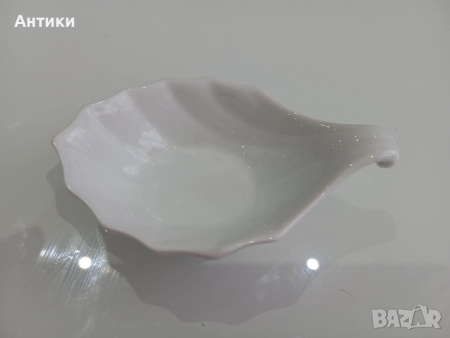 Порцеланова стара сосиера маркирана 