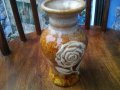 Стара теракотена ваза с роза