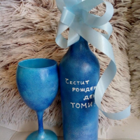 Бутилка и чаша ръчно рисувани 15лв,подходяща за рожден ден или друго, снимка 1 - Декорация за дома - 36493006