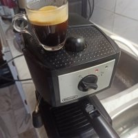 Кафемашина Делонги с ръкохватка с крема диск, работи перфектно и прави страхотно кафе с каймак , снимка 3 - Кафемашини - 42229905