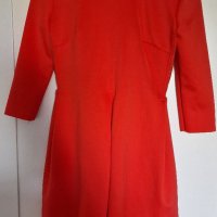 Ефектна къса оранжева рокля с декорация на деколтето, снимка 1 - Рокли - 41357355