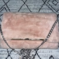 Чанта бебешко розово рошава имитация на заешка кожа еко косъм , снимка 3 - Чанти - 35833312