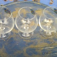 Три стъклени френски чаши със столчета за коняк или вино със сцени от приготовлението на виното, снимка 2 - Други ценни предмети - 40216818