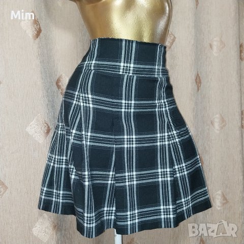 L Карирана пола на плисета в черно и бяло 