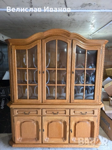 Винтидж трапезен бюфет / витрина от масивна дъбова дървесина с месингови ключалки.