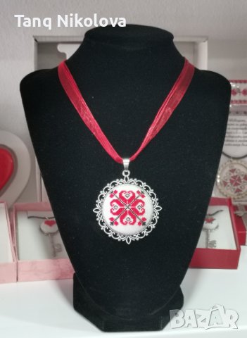 Ръчно бродирано колие с шевица., снимка 2 - Колиета, медальони, синджири - 40241438