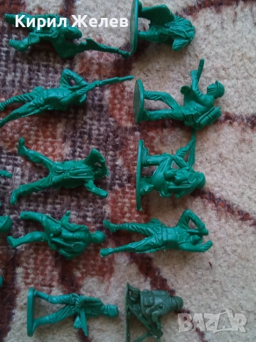 Войници пластмасови 12 броя 51738, снимка 6 - Колекции - 52105799