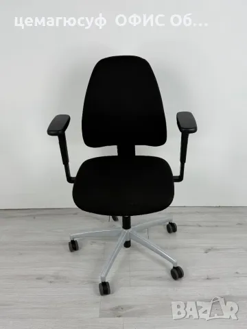 Мултифункционален  Офисният стол има механизъм Ballpoint Synchron Plus