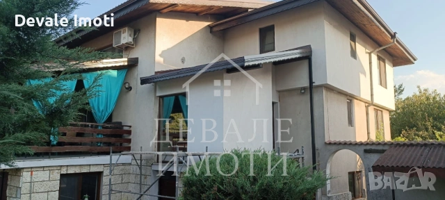 Продава се масивна двуетажна къща с гараж в гр. Мартен