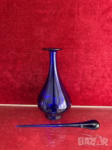 Кристално шише за парфюм с подпис на майстора, снимка 1 - Антикварни и старинни предмети - 44193753