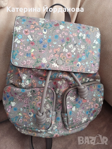 Дамска чанта - тип раничка, снимка 2 - Раници - 51549668