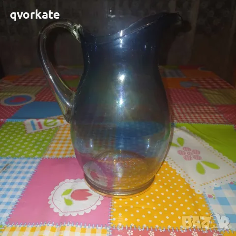 Стъклена кана със син отенък