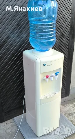 Диспенсър за топла и студена вода