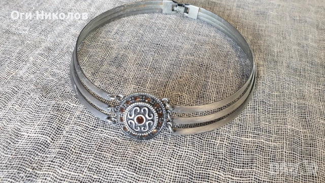 Стилно колие с камъни