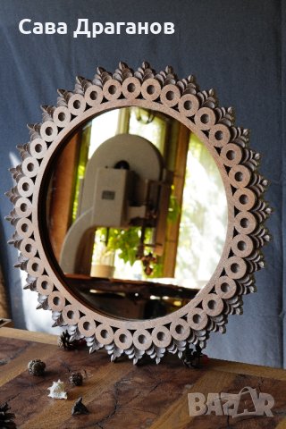 Огледало с дърворезбована рамка