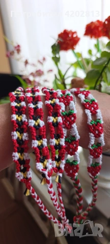 Ръчна изработка . Гривни за връзване с техника Макраме от памучни конци , снимка 3 - Гривни - 53433935