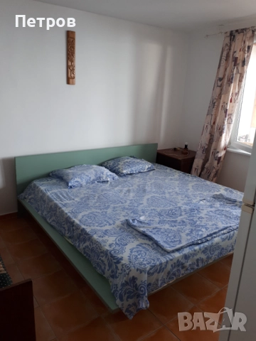 Спалня с матрак и шкаф