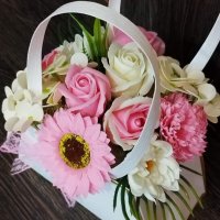 Нова разцветка от чантичките със сапунени цветя за вашете поводи ☘️ , снимка 4 - Подаръци за жени - 41416137