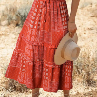 Дамска червена пола в бохемски стил, снимка 1 - Поли - 44598029