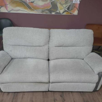 Сив диван от плат тройка La-z-boy с електрически релакс механизъм, снимка 3 - Дивани и мека мебел - 44701249