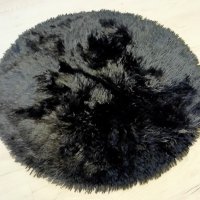 Черно кръгло кожено пухкаво рошаво килимче, снимка 2 - Килими - 42046427