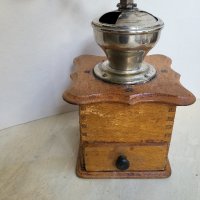 Стара дървена мелница за кафе , снимка 1 - Антикварни и старинни предмети - 41906812