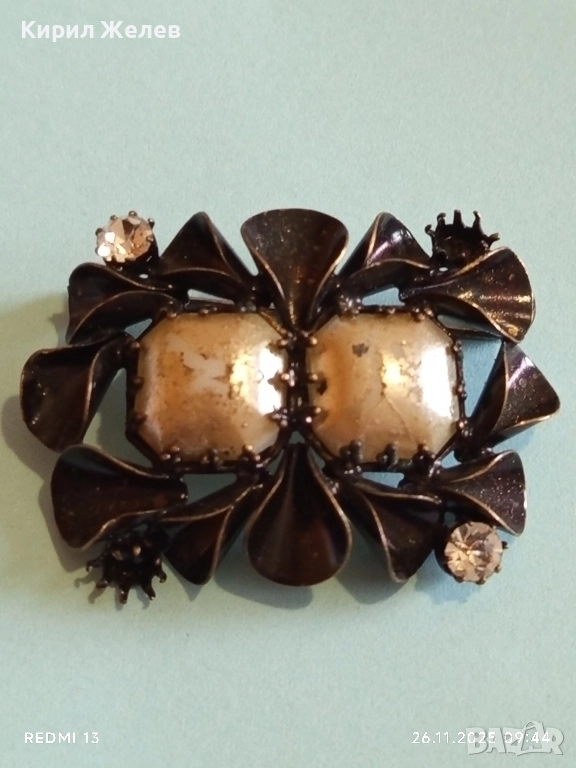 ВИНТИДЖ БРОШКА в ЦВЯТ ОРЪЖЕЕН МЕТАЛ със СИМУЛИРАНИ ПЕРЛИ и КРИСТАЛИ 52203, снимка 1