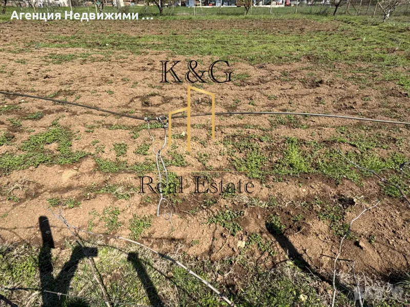 Празно място в с. Осенец, снимка 1