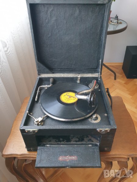 Стар английски грамофон с манивела, снимка 1