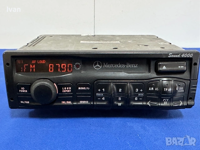 Продавам аудио плеър Mercedes Benz Sound 4000.
