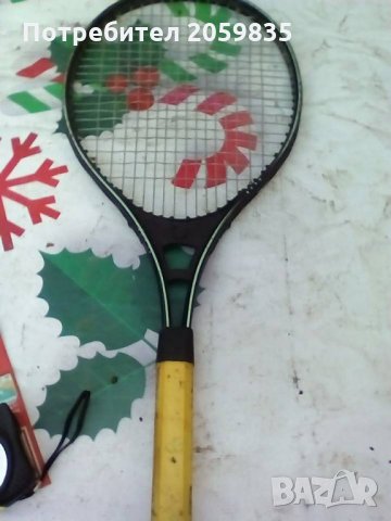 Три стари ракете за тенис