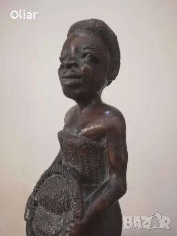 Много красива и реалистична статуетка на жена с дете. Дърво. 