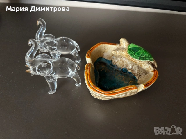 Стъклени слончета и пепелник с костенурка