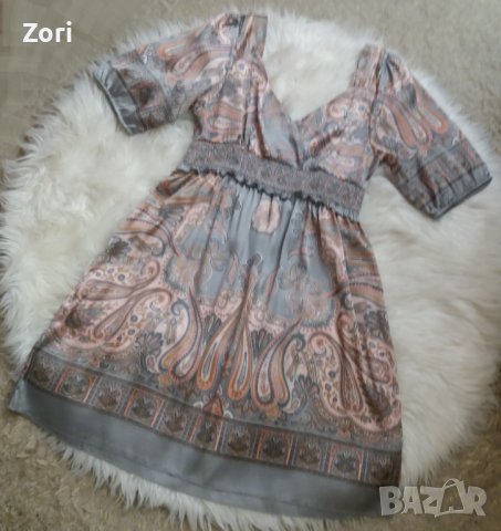 Кукленска рокля в сиво-розов пейсли принт и с буфон ръкав